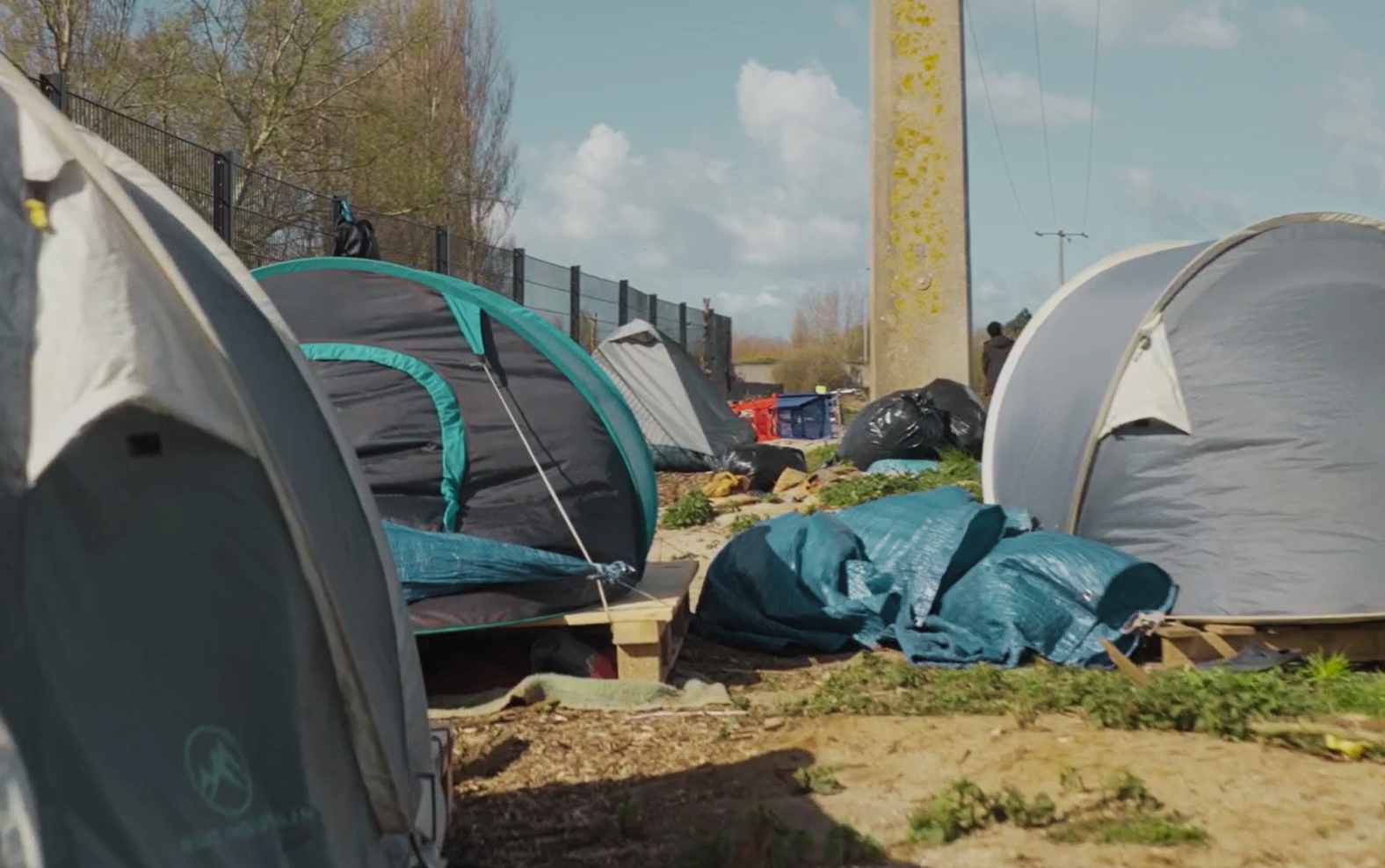 Tenten van mensen die willen oversteken