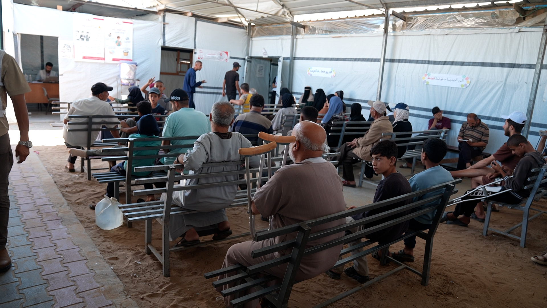 Mensen in de wachtzaal van het ziekenhuis in Gaza