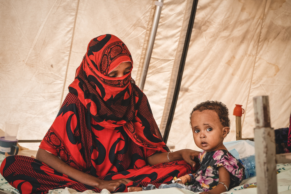 Rabia (23 jaar) kijkt naar haar herstellende zoon Iftu, die werd opgenomen wegens acute ondervoeding en wordt behandeld in het centrum voor therapeutische voeding in het Dupti Ziekenhuis in de regio Afar.