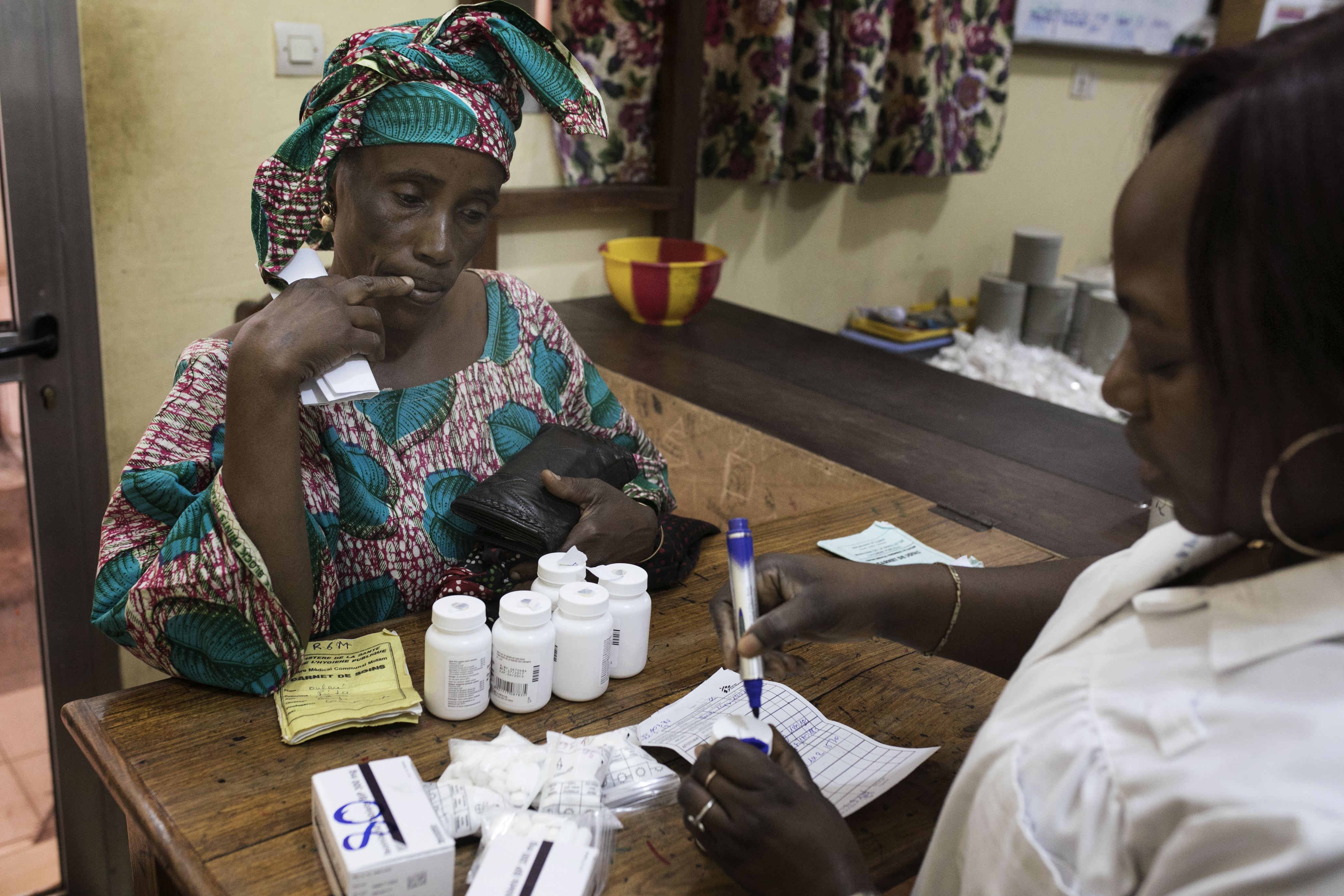 Finda est venue chercher ses antirétroviraux pour les six prochains mois dans une pharmacie soutenue par MSF au centre de santé de Matam, à Conakry, en Guinée. © Albert Masias, mars 2018