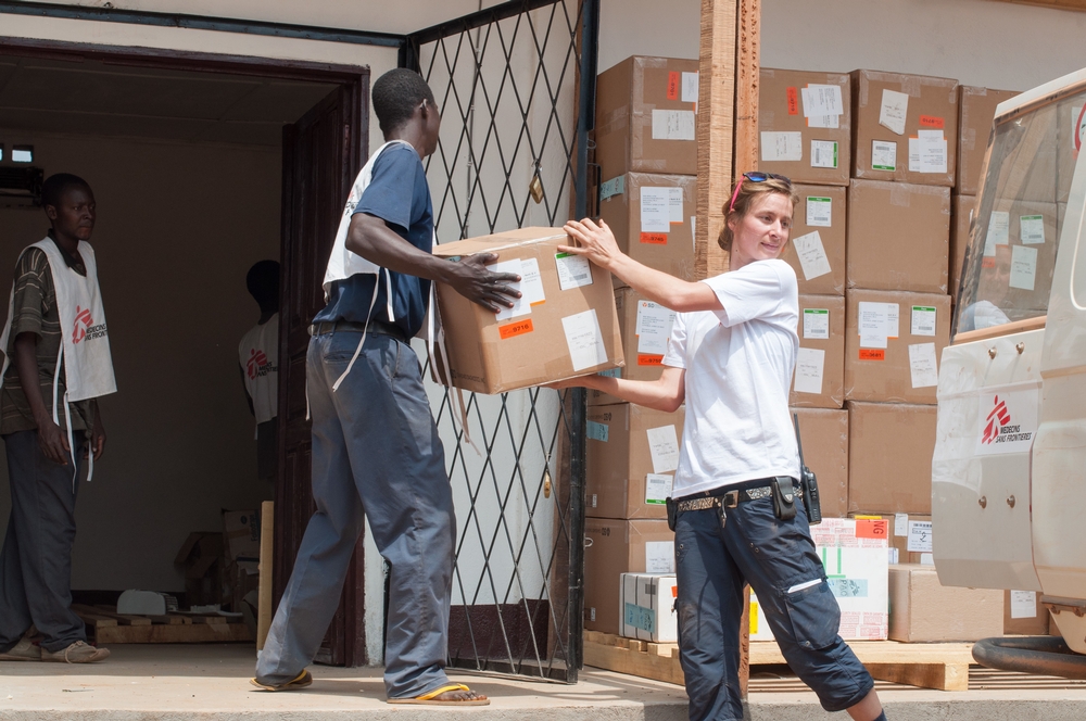 © Giorgio Contessi/MSF - La logisticienne Jennifer BOCK et ses collègues entreposent 58 boîtes contenant une tonne de matériel médical, pour la plupart des kits de test malaria, destinés au centre de santé MSF à Boguila, République Centrafricaine.