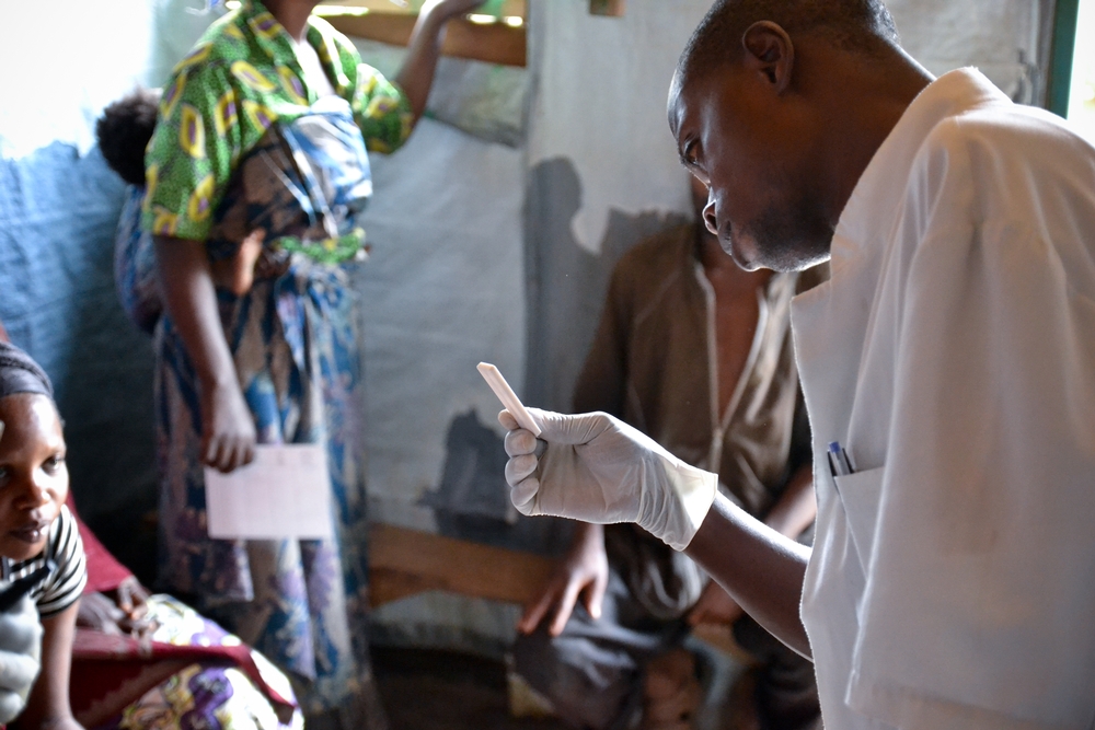 Een verpleegkundige van het ministerie van Gezondheidszorg voert een malariatest uit. © Sandra Smiley/AZG. Congo, 2015.