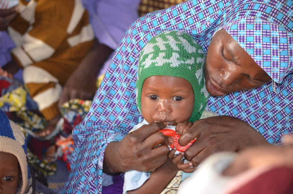 La Malaria et la malnutrition travaillent main dans la main, car les enfants souffrant de malnutrition sont vulnérables face au parasite, et le paludisme réduit l'appétit. Ce petit enfant reçoit de la nourriture thérapeutique pendant la campagne de Médecins Sans Frontières contre la malaria au Niger © KRISHAN Cheyenne/MSF. Niger, 2015.