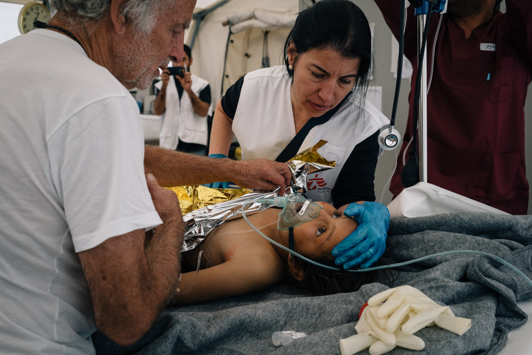 Un enfant admis à l’hôpital de chirurgie traumatologique d’urgence de Hamam al-Alil, à 30 kilmètres au sud de Mossoul. © Alice Martins, avril 2017
