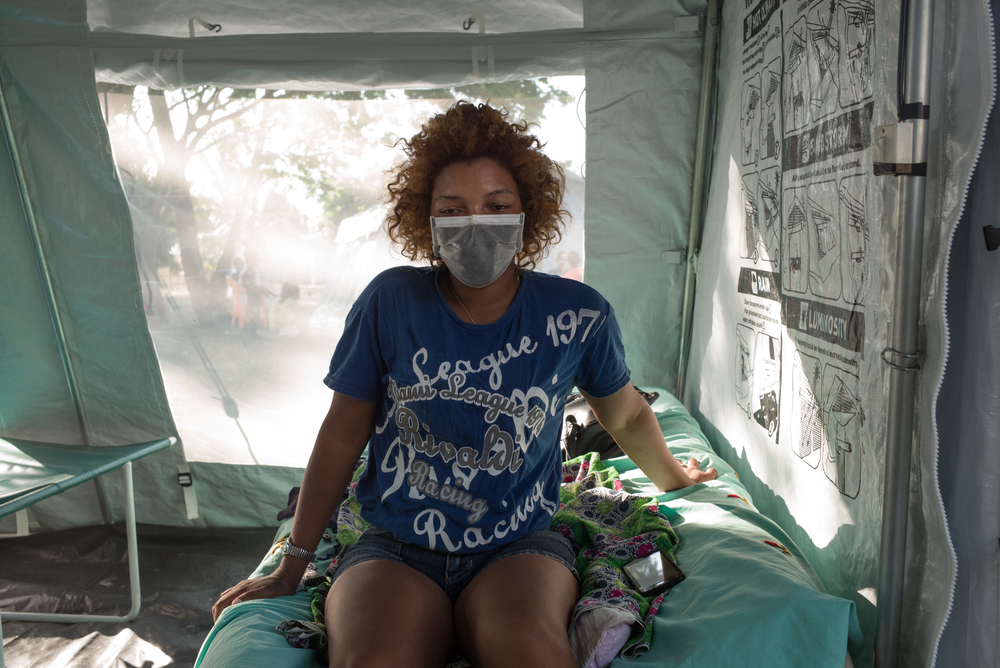Marie, 22, werd opgenomen in het pest-hospitaal van Artsen Zonder Grenzen. Ze moet er een week blijven voor de volledige behandeling. © RIJASOLO/AZG. Madagaskar, 2017.