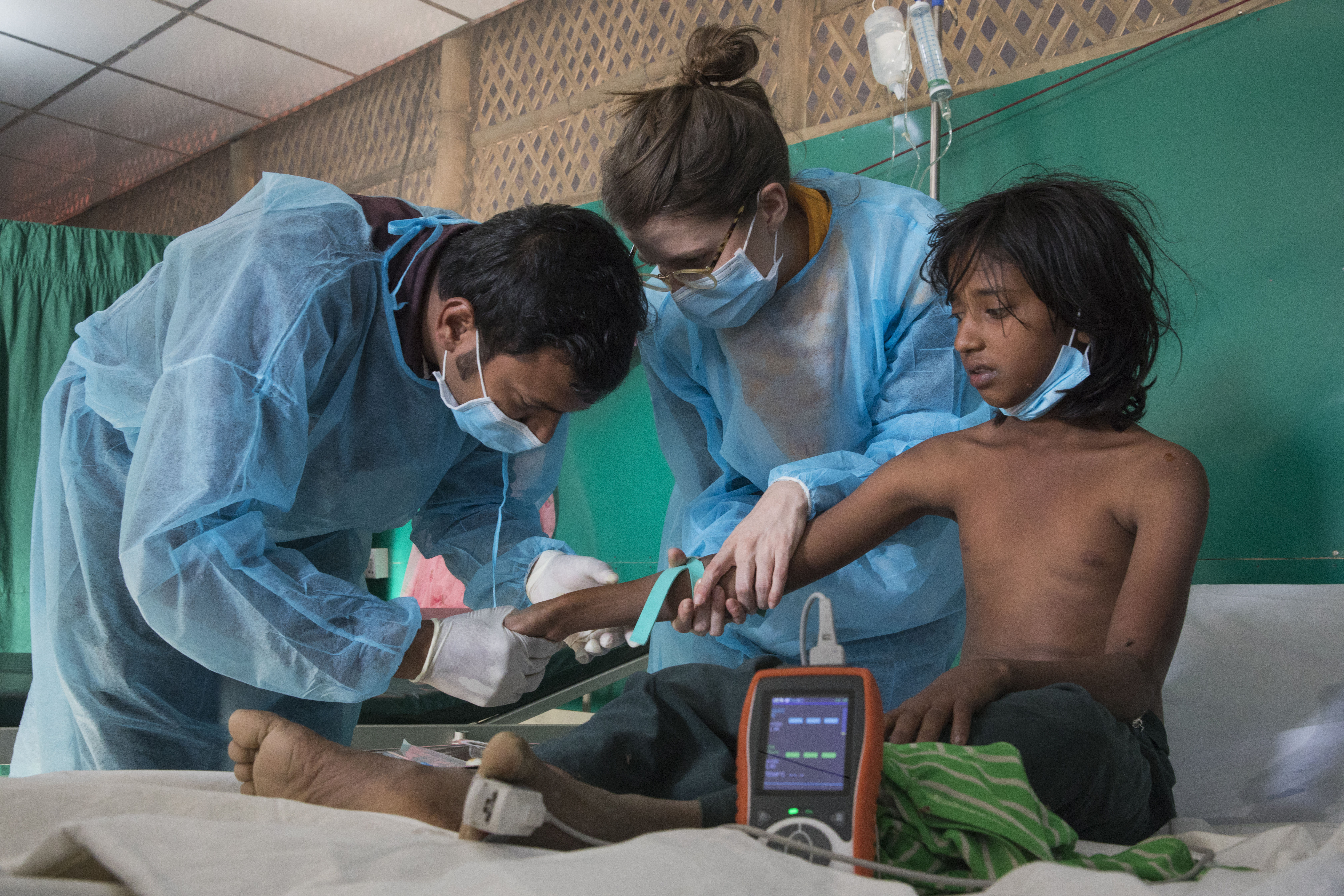 Le personnel de MSF administre un sérum antidiphtérique (DAT) à un jeune patient au centre de traitement de la diphtérie à Moynarghona. © Anna Surinyach, janvier 2018