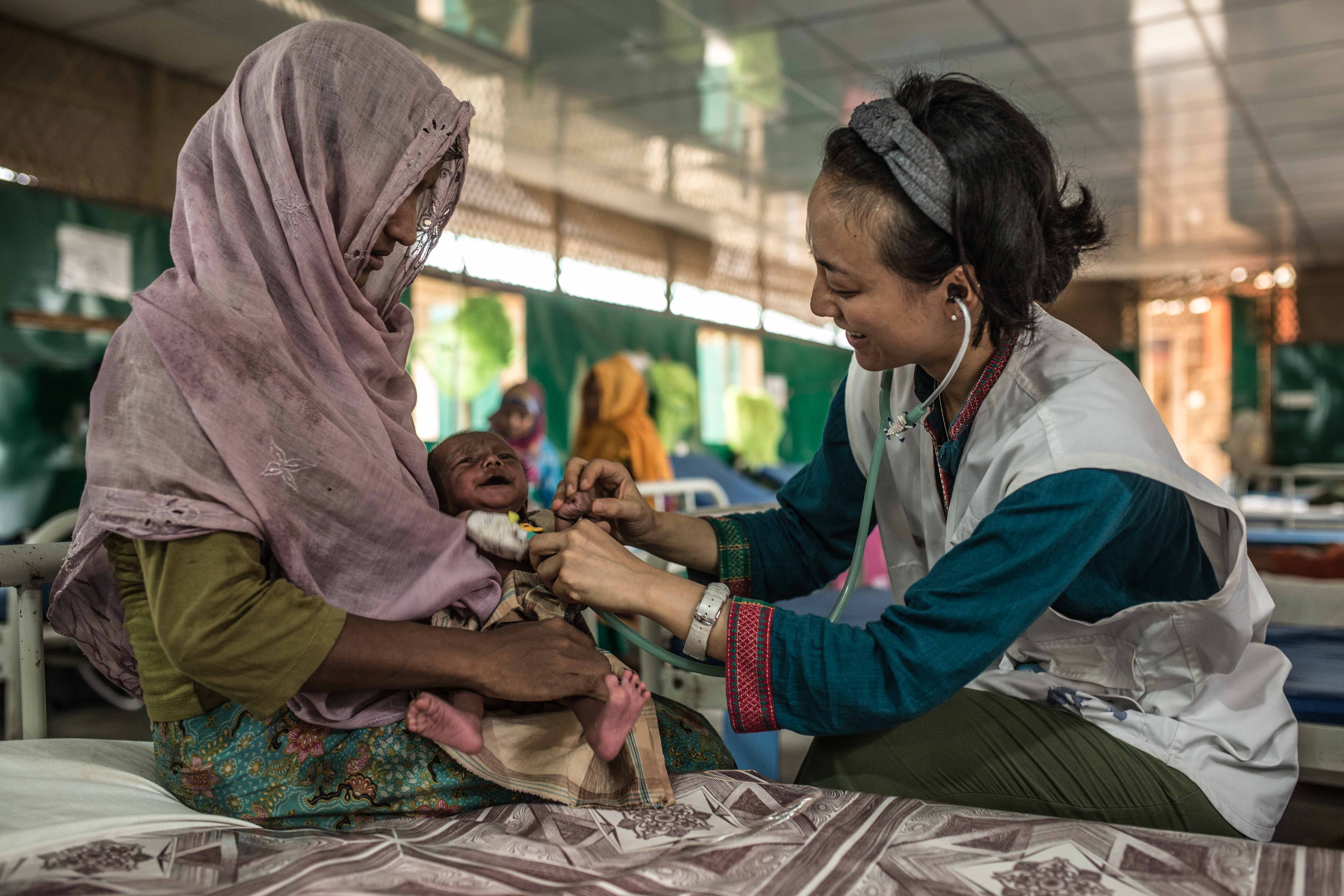 © Pablo Tosco/Angular - Rozia et son fils de 2 mois Zubair sont soignés à l’hôpital MSF de Goyalmara, au camps de réfugiés Rohingya au sud-est du Bangladesh.  