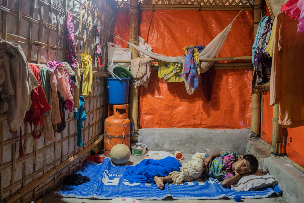 Een kind ligt in zijn shelter. De Rohingya in de tentjes hebben doorheen de jaren overstromingen, hevige regen, extreme hitte, brand