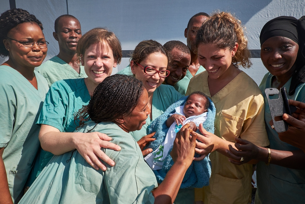 À la fin de l'épidémie d'Ebola en Guinée un bébé né avec Ebola a été guéri pour la première fois, plausiblement grâce à un traitement expérimental. Il n'y a toujours pas de médicament qui fonctionne avec certitude contre le virus © Sam Phelps. Guinée, 2015.