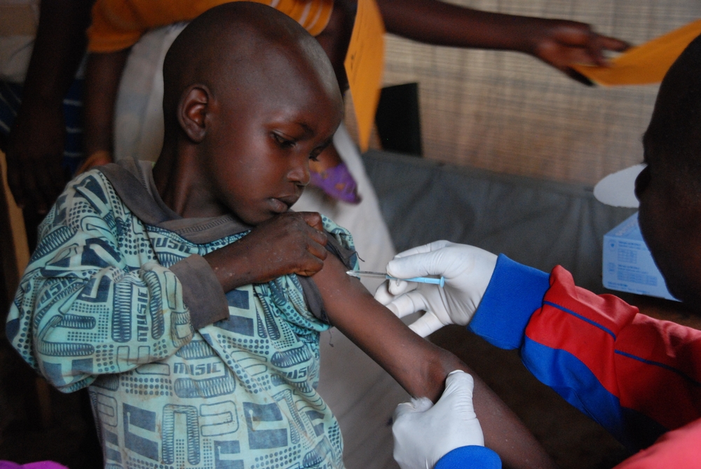 Le vaccin contre la rougeole est abordable et efficace, et est une excellente manière de contenir les épidémies de rougeole. Ce jeune garçon reçoit une injection du vaccin dans le camp de réfugiés à Carnot, où une épidémie de rougeole s'est déclarée durant l'été 2015 © Magali Deppen/MSF. République Centrafricaine, 2015.