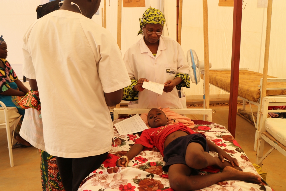 Dr. Halimatou Amadou examine un patient atteint de la méningite dans le département des soins intensifs à Niamey. © Halimatou Amadou/MSF. Niger, 2015.