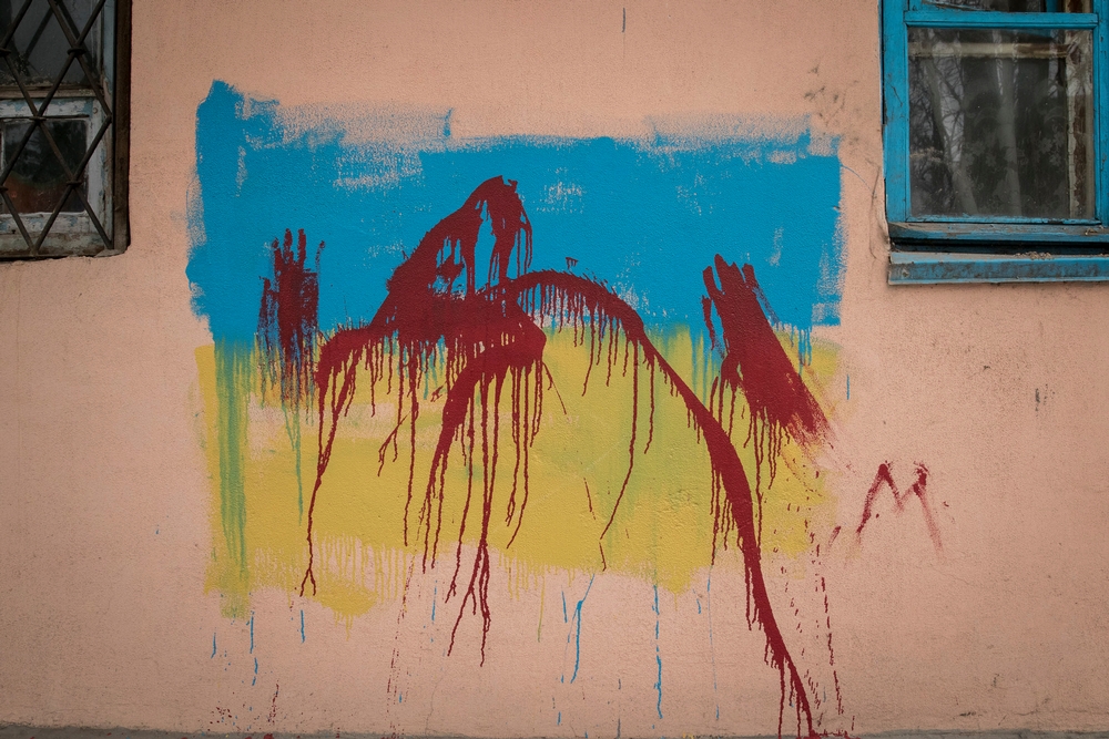 Le drapeau ukrainien recouvert par des traces de peinture rouge. Une métaphore du conflit en cours.   ©Joffrey Monnier/MSF