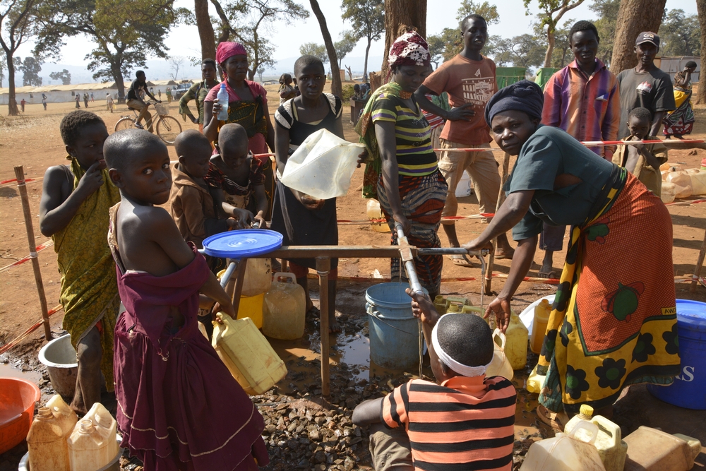 MSF effectue également des distributions d’eau à cinq endroits. En tout, l’organisation distribue plus de 270 000 litres par jour. © Eveline Meier