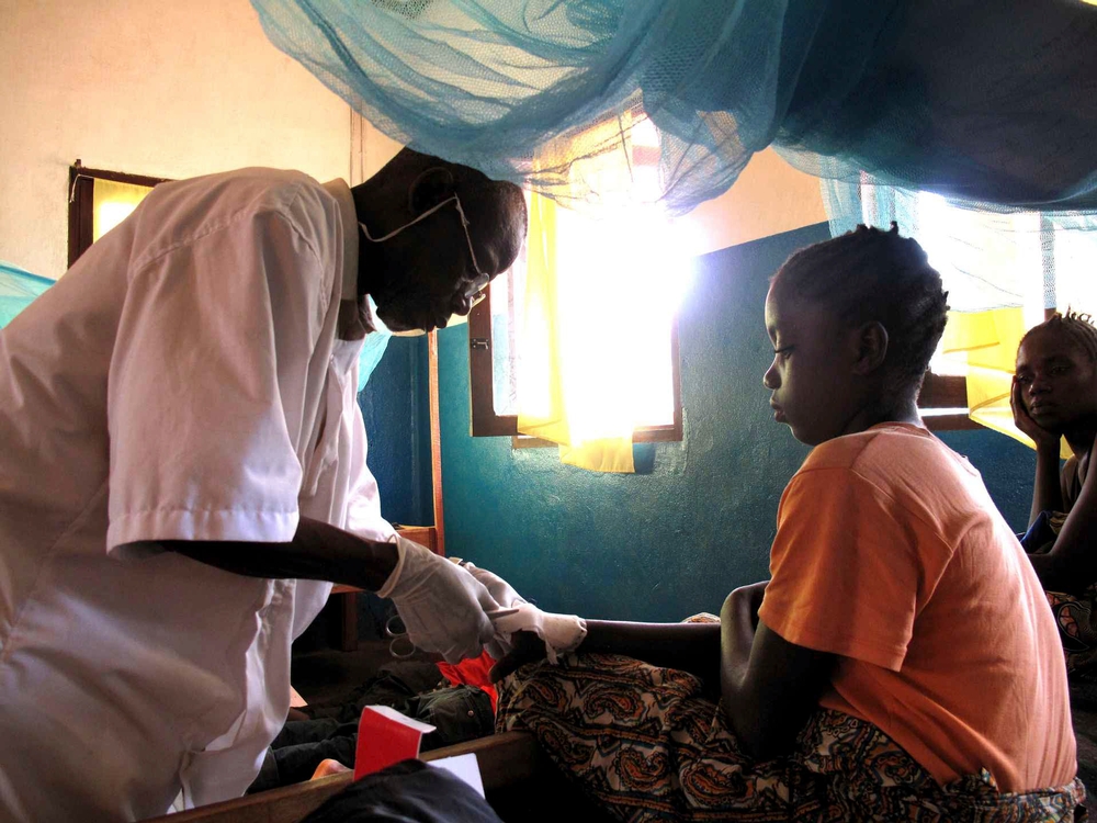 Une patiente au deuxième stade de la maladie reçoit un traitement à base de NECT dans un hôpital de Dingila © Claude Mahoudeau. Congo, 2010.
