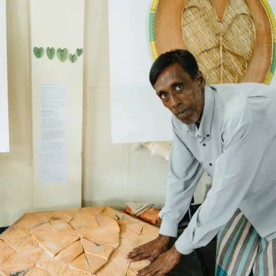 Rohingya-keramist Kali Kumar Rudro met kunstwerk van tarobladeren