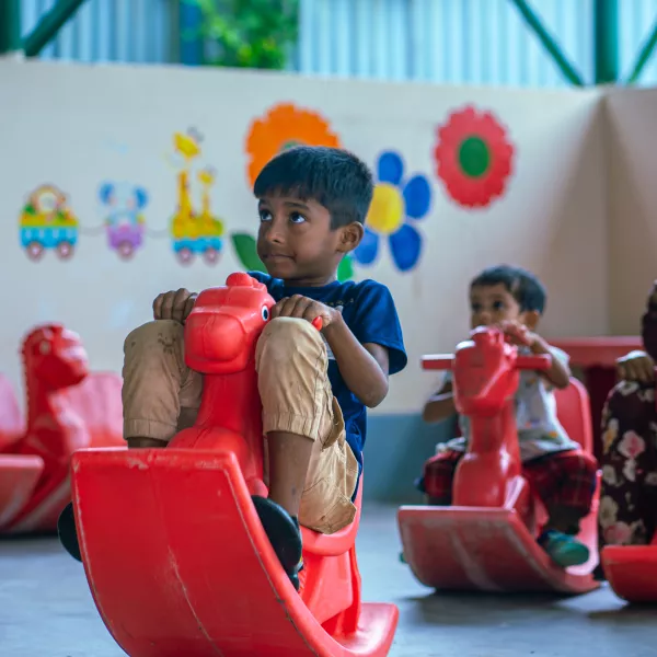 Des enfants jouent dans l'hôpital de MSF 