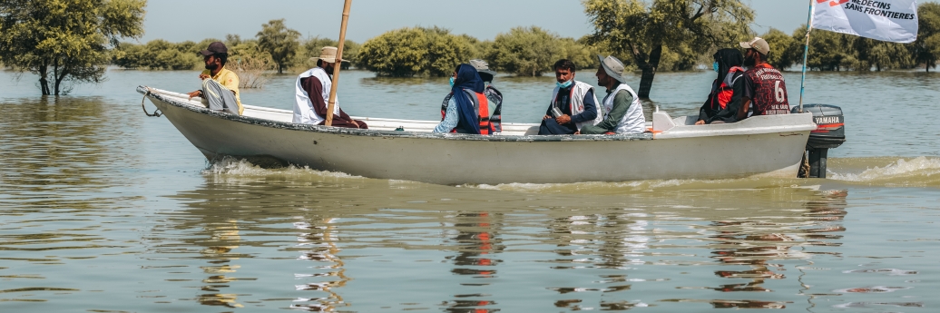 Mensen op een boot in het water