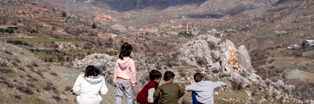 kindjes naast mekaar op een berg