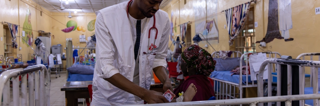 Dokter behandelt kind dat ondervoed is
