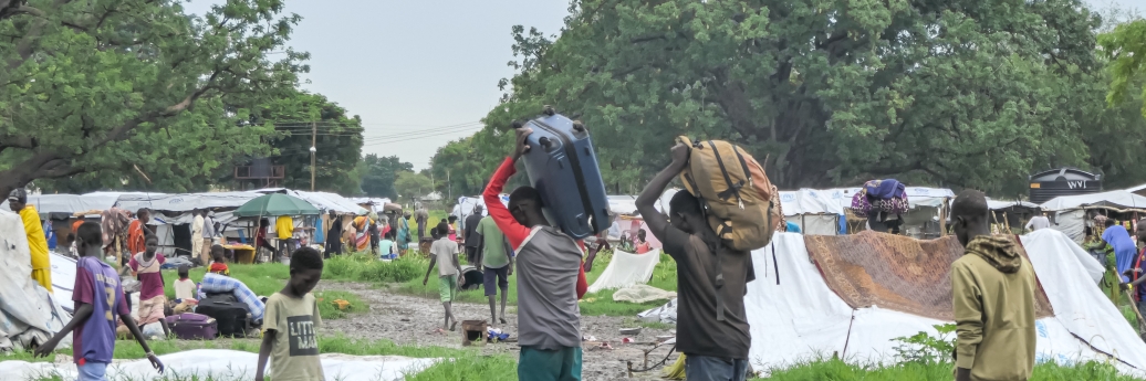 les gens portent des valises sur leurs épaules