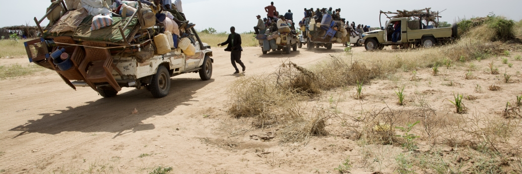 Arrivée de civils déplacés provenant d'El-Fasher assiégée au poste de contrôle à l'entrée de Tawila, Darfour-Nord, Soudan, 2024.
