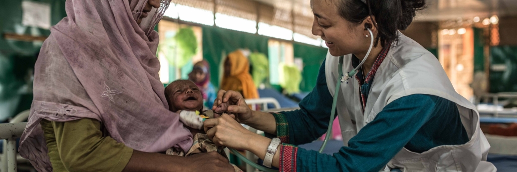 Rozia et son fils de deux ans, Zubair, sont à l'hôpital MSF de Goyalmara. De nombreux enfants admis à l'hôpital ont contracté des infections résultant d'accouchements peu hygiéniques et des conditions de vie insalubres dans le camp au cours de leurs premiers jours de vie. © Pablo Tosco/Angular, avril 2018