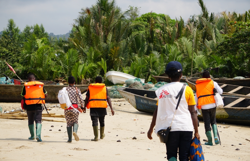 Une équipe de MSF à l'entrée du village d'Enyenge dans le sud-ouest du Cameroun