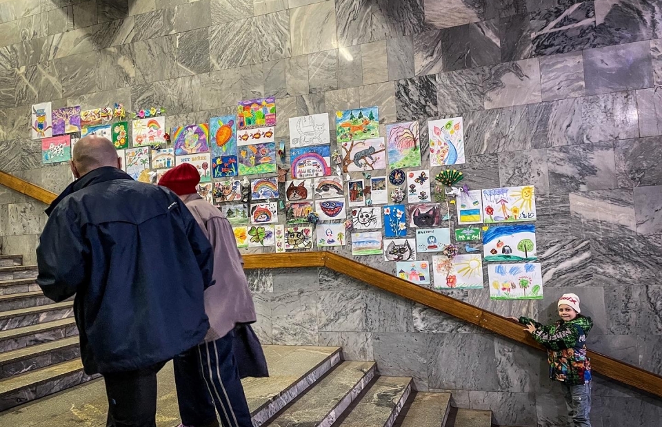 œuvre d'art réalisée par des enfants et des volontaires à la station de métro d'Akademika Pavlova, à Khrakiv