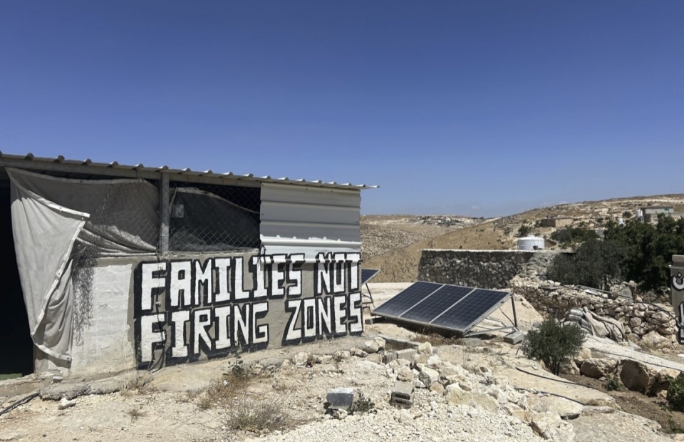 "Families not a firing zone" écrit sur un mur