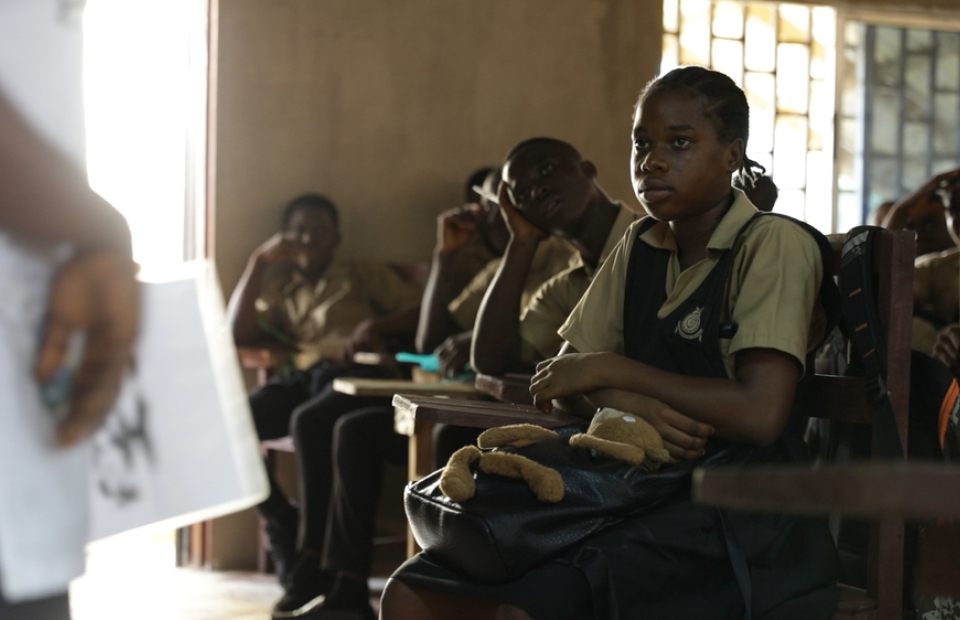 Blessing, une élève de 13 ans atteinte d'épilepsie, écoute les agents de santé parler à sa classe de la maladie, afin de supprimer la stigmatisation sociale qui empêche les enfants épileptiques d'aller à l'école.