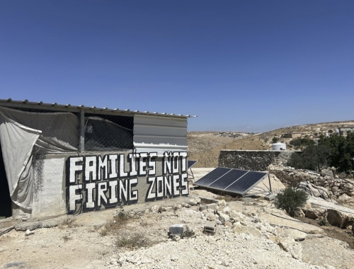"Families not a firing zone" écrit sur un mur