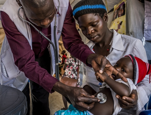 Consultation pédiatrique dans le centre de santé MSF de Bidibidi, en Ouganda.