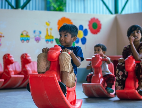 Des enfants jouent dans l'hôpital de MSF 