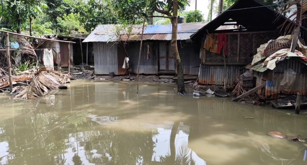 Les inondations soudaines à Noakhali ont endommagé les maisons, les cultures et les routes. 