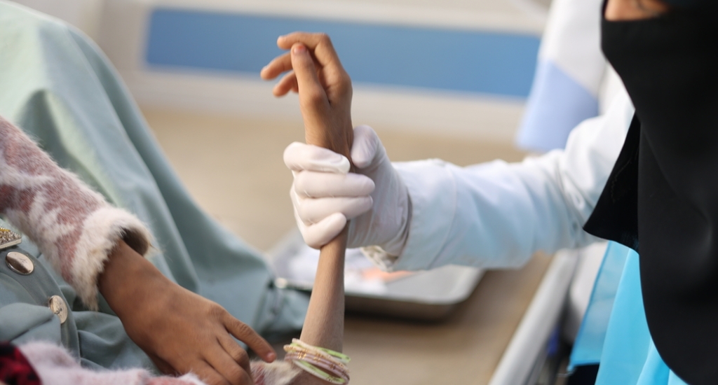 Une infirmière aide un enfant souffrant de malnutrition dans le service de malnutrition de l'hôpital Khamer Al Salam.