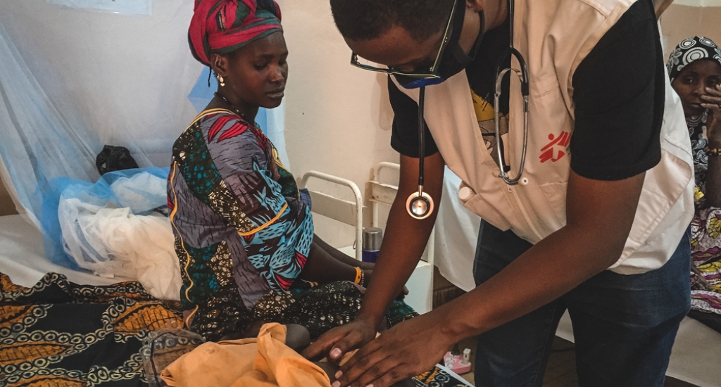 Dr Elwise de MSF examine un enfant hospitalisé dans la salle d’URENI de l’hôpital de Niafounké soutenu par MSF au nord du Mali, 2022. 