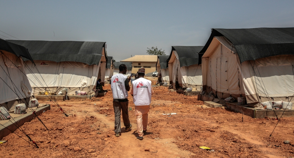 Le personnel de MSF suit l'installation des tentes à l'hôpital de Turai, dans l'État de Katsina, au Nigeria, juin 2022.