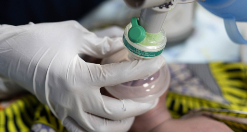 Un nouveau-né est pris en charge dans l'unité de soins néonatals du centre Kushari CEMONC à Maiduguri. L