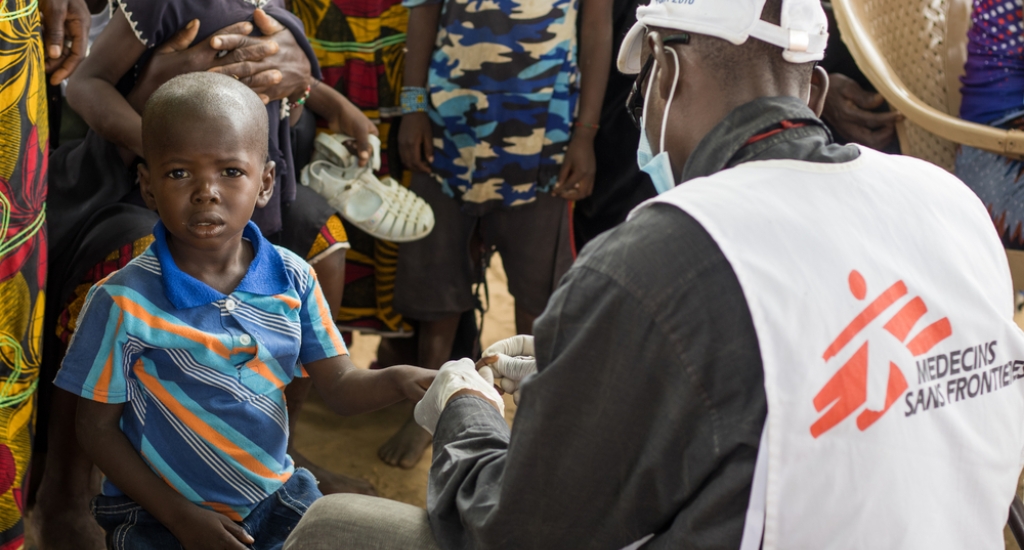 Un travailleur de MSF effectue un test rapide de dépistage du paludisme sur un enfant déplacé